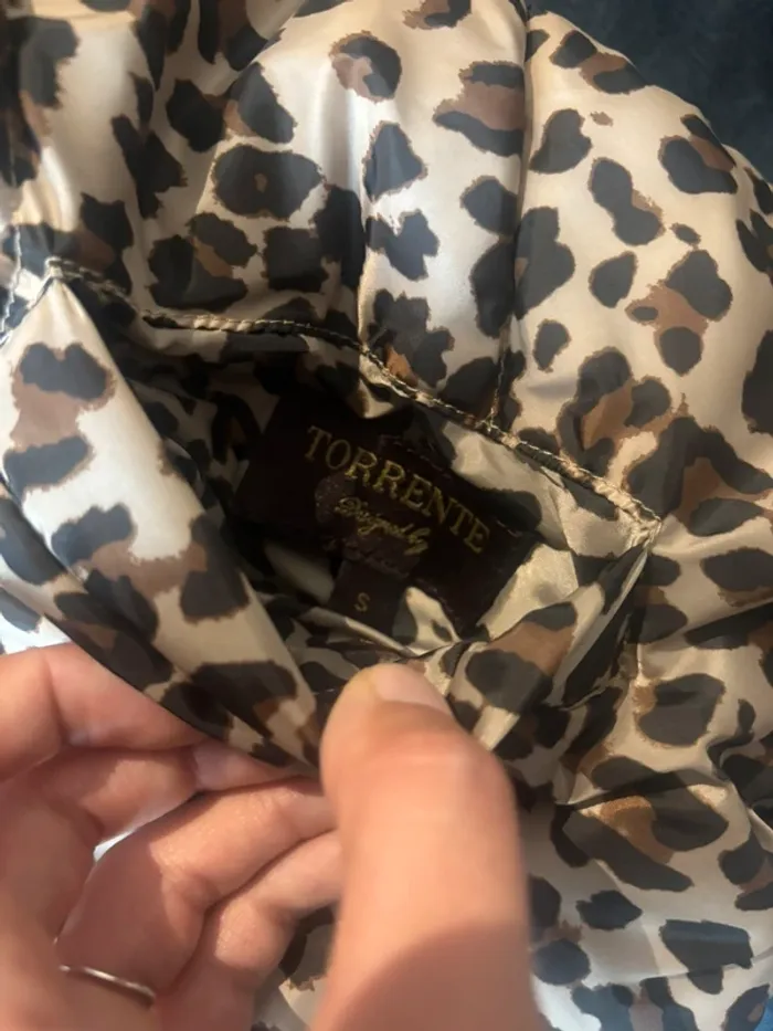 Veste torrente irréversible noir et léopard en très bon état - photo numéro 5