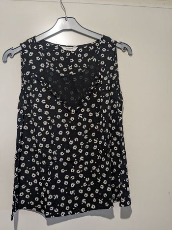 Jolie blouse Naf Naf sans manches, imprimé fleuri noir. Taille S