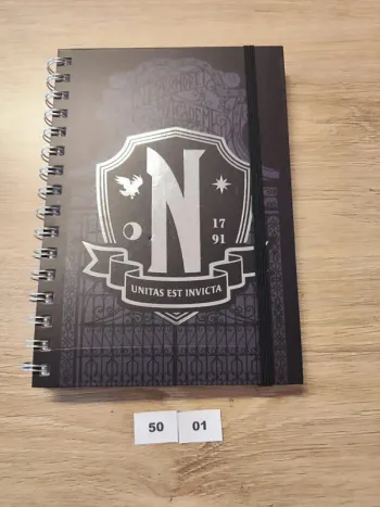 Carnet spirale Unitas est invicta Série Wednesday Claire's