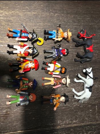Lot de 10 Playmobils et deux chevaux