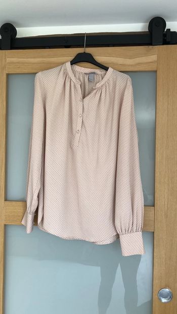 Blouse rose pale à points