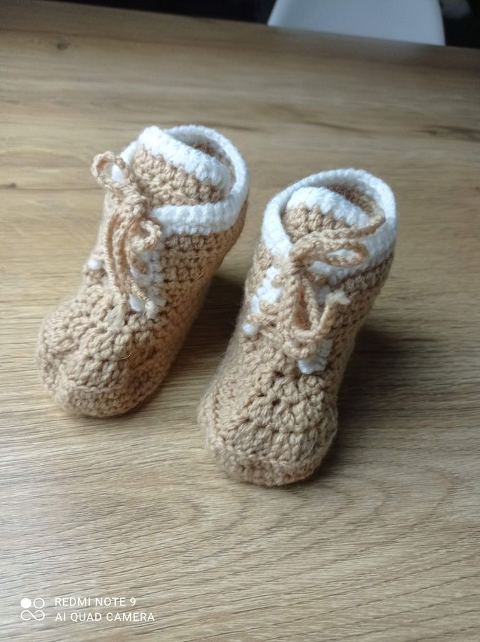 Chaussons fait mains 6/9 mois