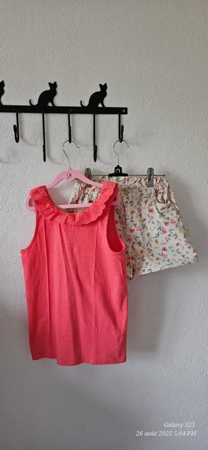 Short fleuri + débardeur encolure broderie anglaise 10/12A