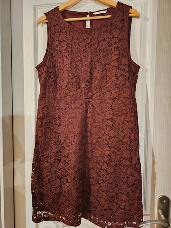 Robe dentelle couleur aubergine