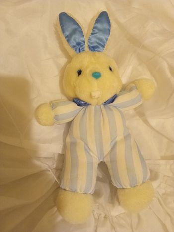 lapin  blanc et bleu clair Pampers  doudou   Peluche   tête blanche corps bleu blanc vintage rayé rayures nez bleu clair