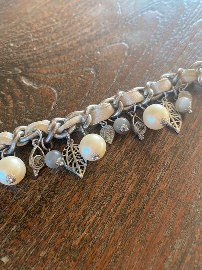 Magnifique bracelet avec strass, tissu, perles et feuilles - photo numéro 7