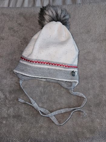 Bonne bébé avec pompon