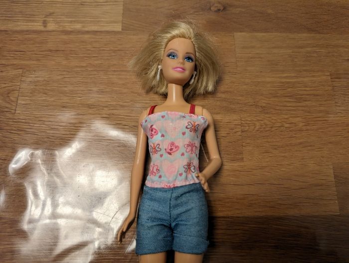 Poupée Barbie avec sa combi short
Très bon état - photo numéro 6