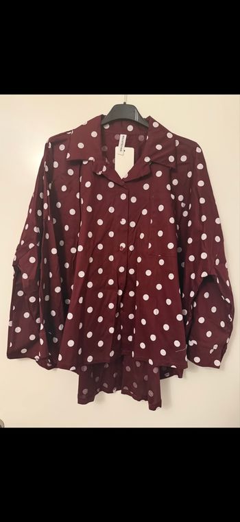 Chemise bordeaux à pois blancs oversize – style tendance
