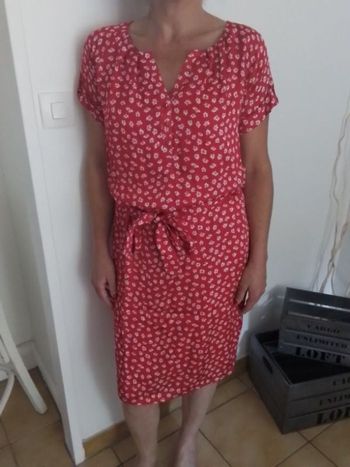 Robe manches courtes motif fleural. Neuve