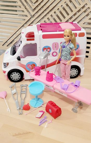 Ambulance Barbie + Barbie infirmière