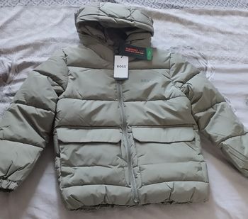 Blouson Hugo Boss Neuf taille 8 ans ( possible en 5 et 6 ans)