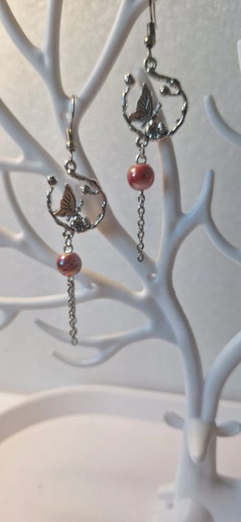 Boucles d’oreilles papillon perle rouge – Fait main