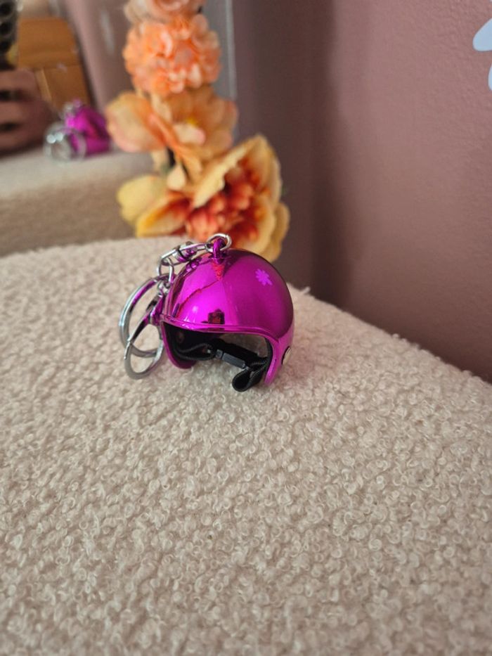 Porte clé casque rose - photo numéro 3