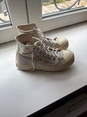 Converse beige avec quelque motifs fleurs