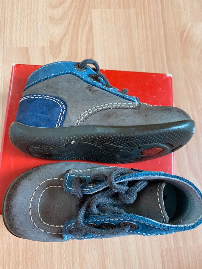 Jolie paire de chaussures/bottines Kickers T. 22 garçon - photo numéro 4