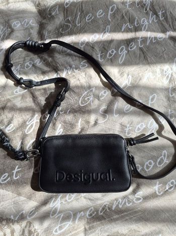 Porte feuille avec lanière 