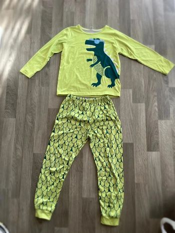 Très beau pyjama dinosaures taille 8 / 9 ans shein