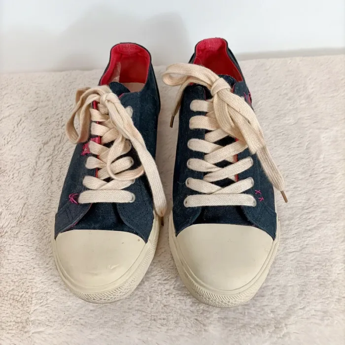 Basket brodée - 40 tennis avec broderie bleu marine et blanches - photo numéro 2