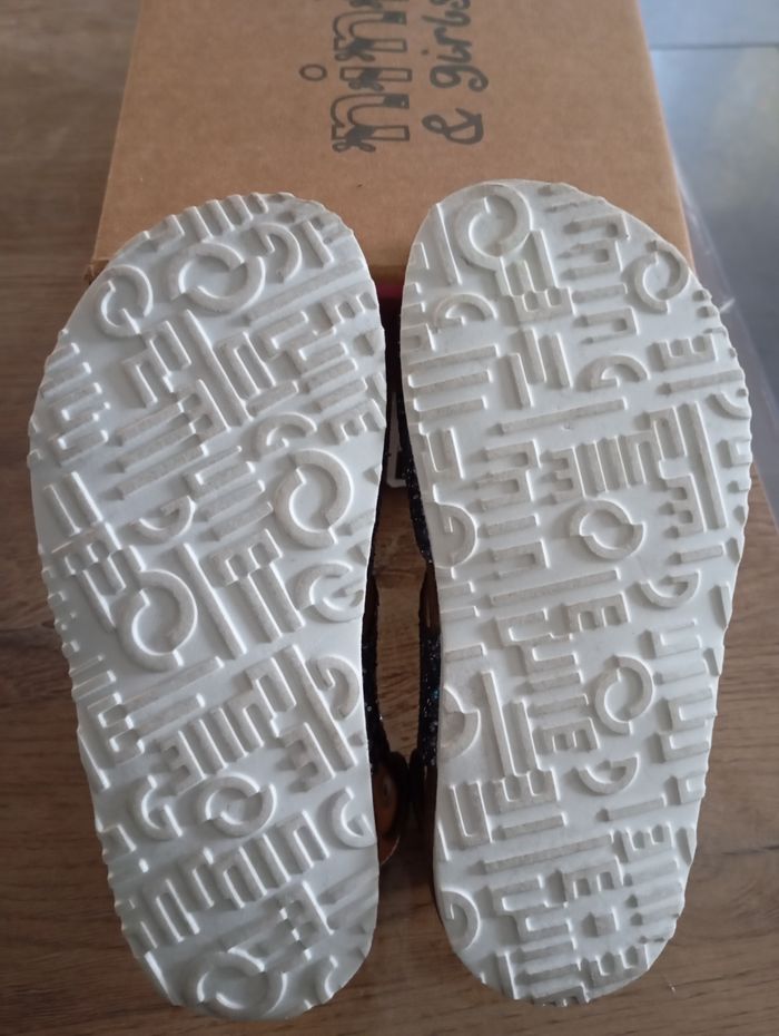 Magnifique sandales neuves pour fille en taille 27 - photo numéro 6