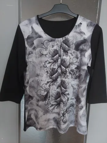 T-shirt imprimé floral noir et blanc