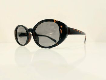 Lunette de soleil femme ovale marron écaille verres gris UV protection catégorie 2