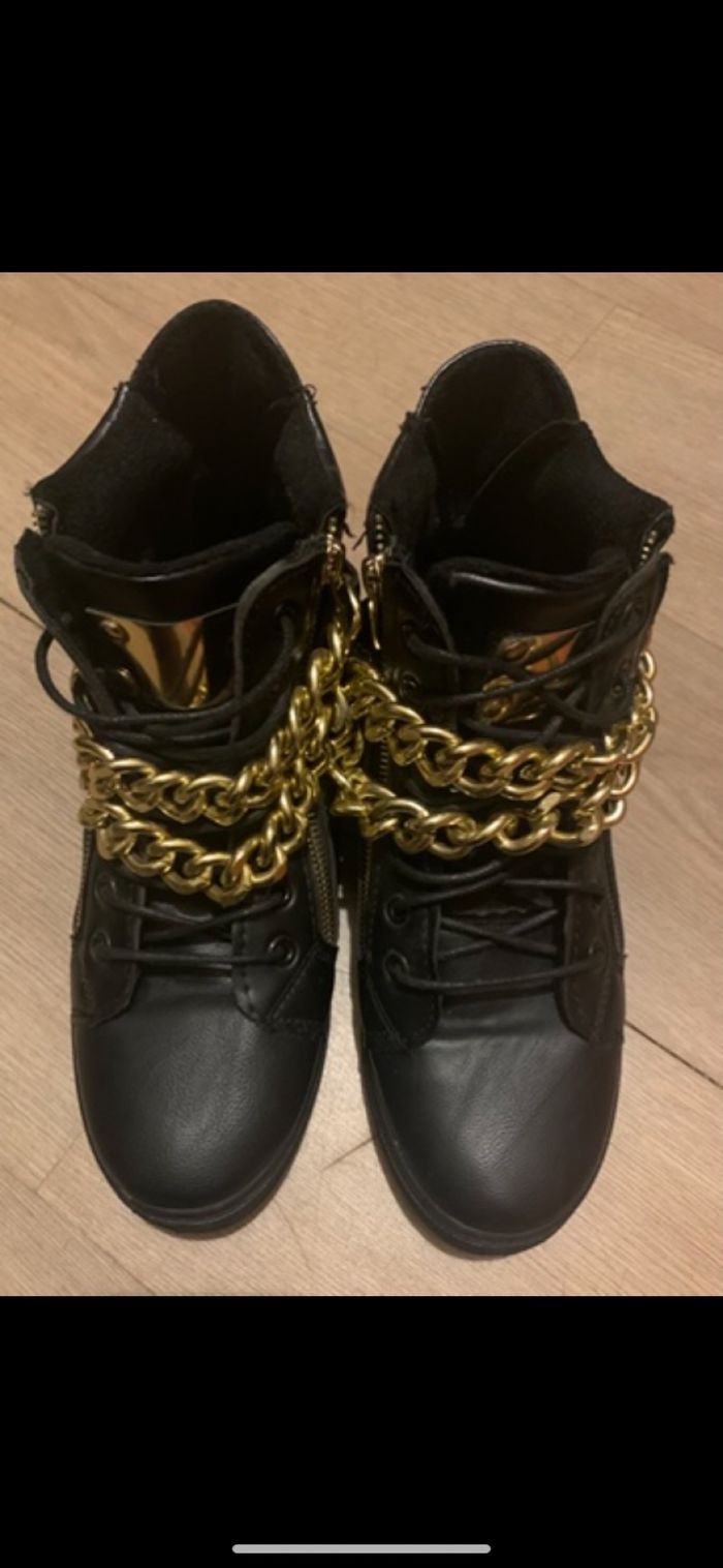 Chaussure pour femme couleur noir taille 39 avec chaine doré et fermeture sur les coters - photo numéro 3