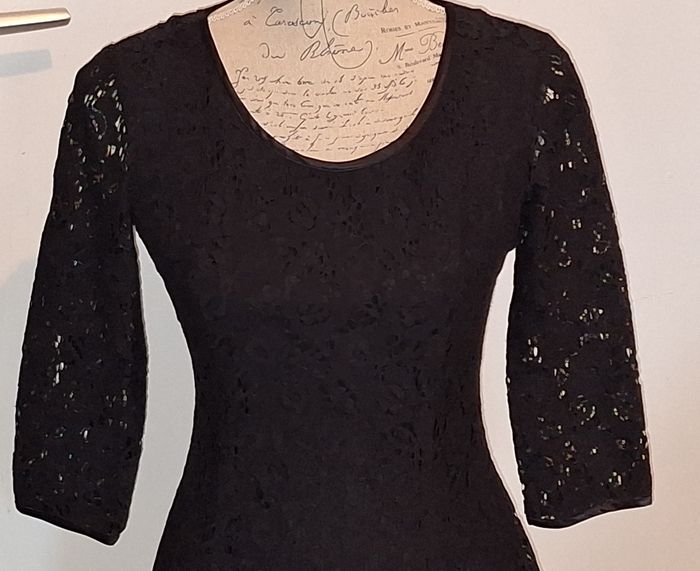 Superbe robe noire élégante toute en dentelle - photo numéro 2