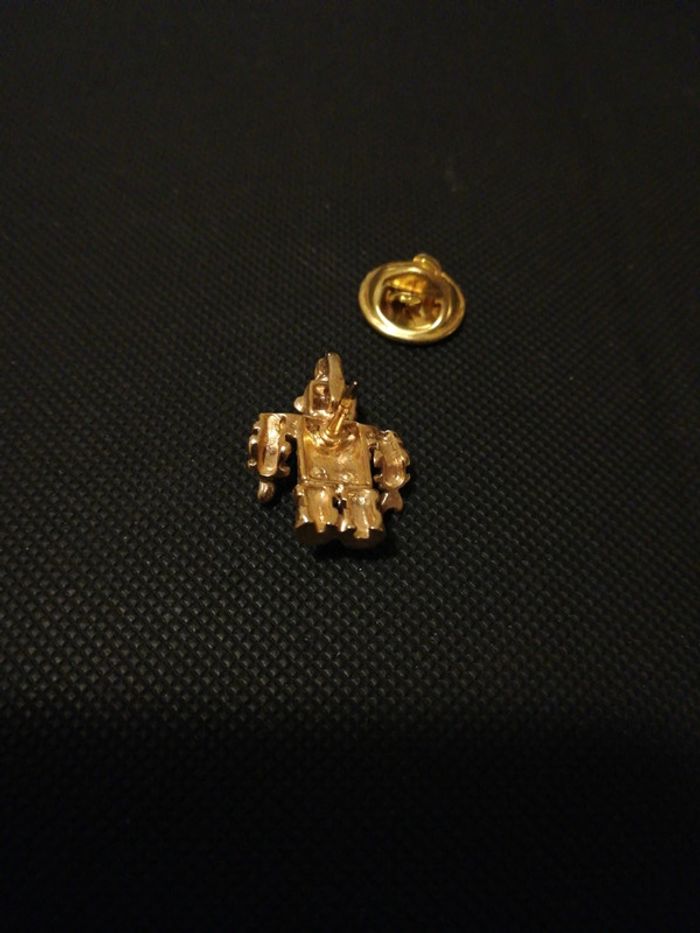 Pin's petit Robot doré relief - photo numéro 2