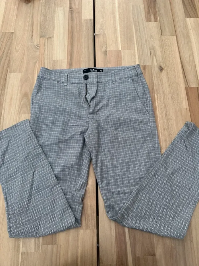 Chino gris