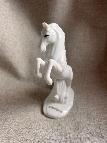 Figurine en porcelaine blanche - Cheval cabré - Souvenir de St. Wolfgang