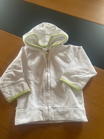 Gilet blanc à capuche avec liserés vert