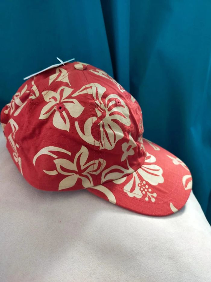 Casquette rouge à fleurs tropicales – taille 56 cm - photo numéro 3