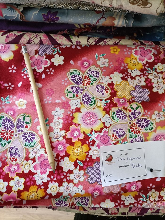 Coton japonais – fleurs sakura sur fond rouge