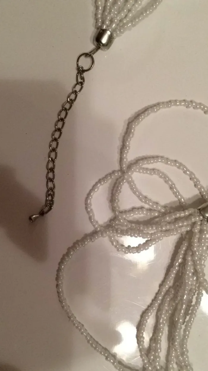 Sautoir en perles fleurs blanches - photo numéro 2