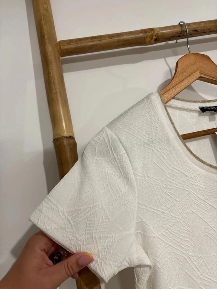 T shirt blanc avec broche abeille - photo numéro 6