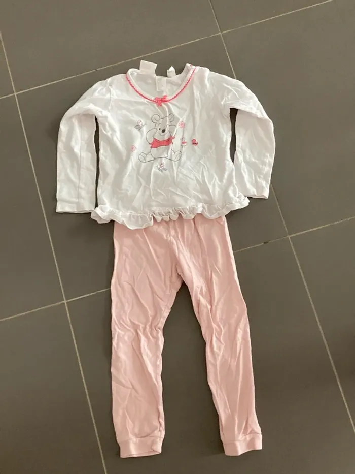 Pyjama winnie l’ourson 2-3 ans en très bon état