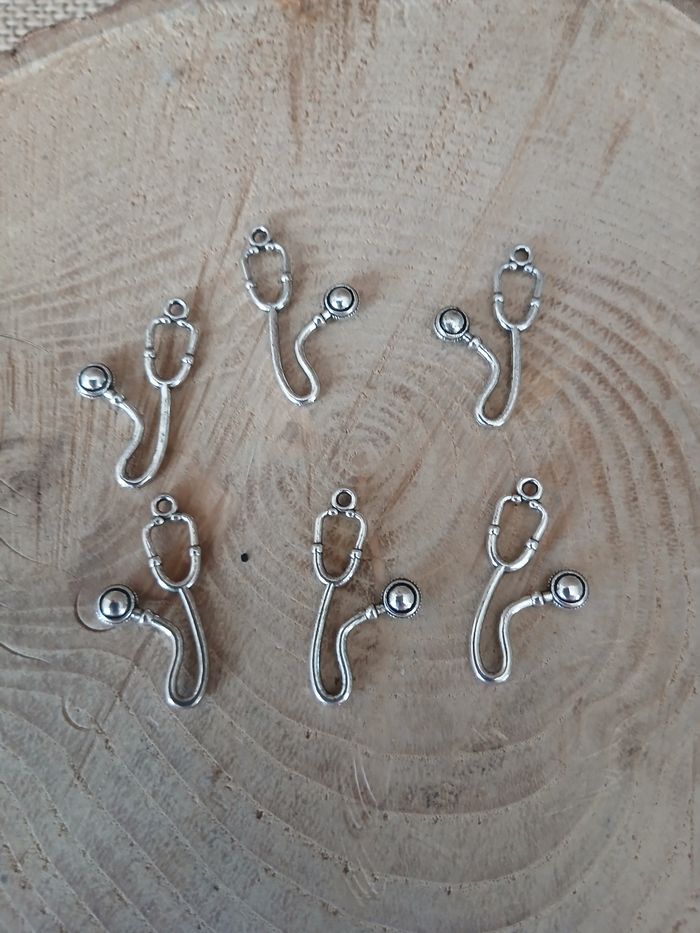 Lot de 16 pendentifs stéthoscope argenté