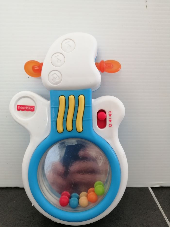 ma 1 er guitare de fisher price