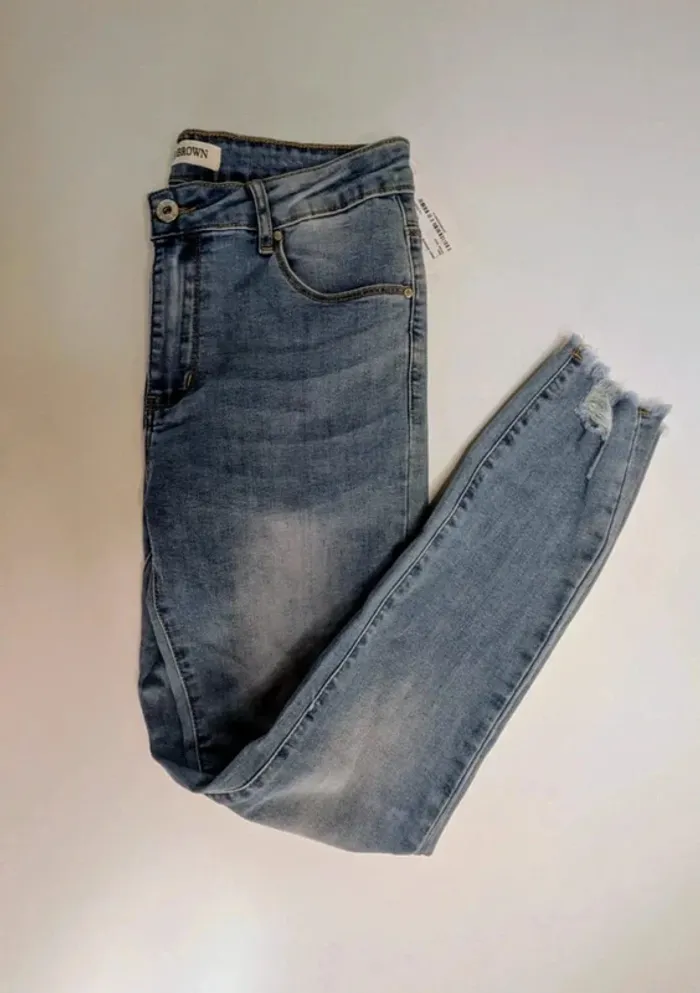 Jean skinny ourlet effiloché neuf avec étiquette taille 40 femme