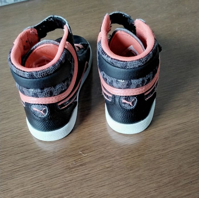 Basket  ,noir  et  saumon  ,scratch  ,faux  lacets  ,Puma  ,pointure  25 - photo numéro 3