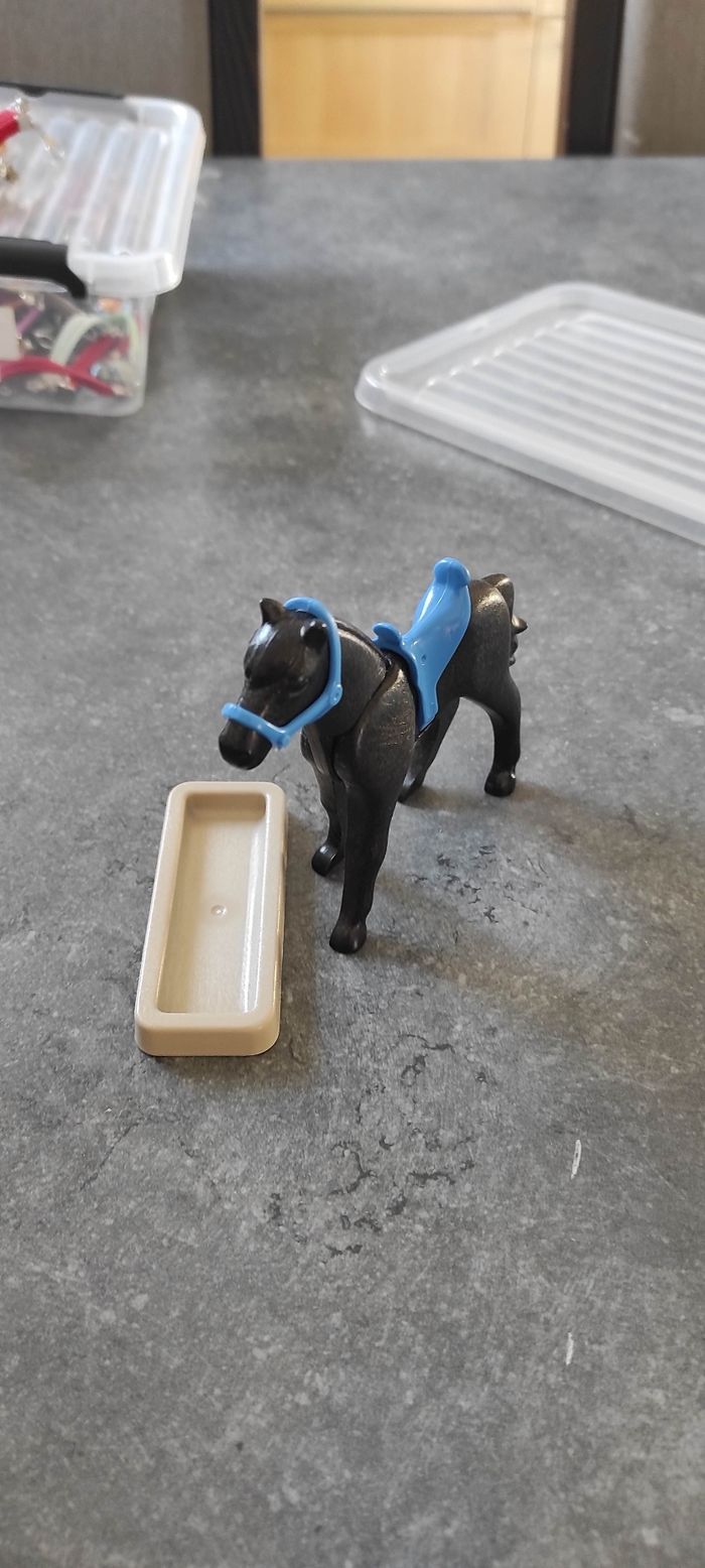 (D28) Playmobil cheval noir avec mangeoire - photo numéro 2