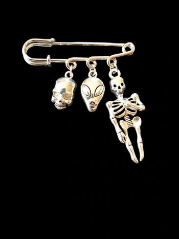 Broche épingle à nourrice breloques têtes de mort 💀