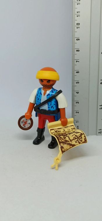 Homme pirate avec boussole et carte playmobil