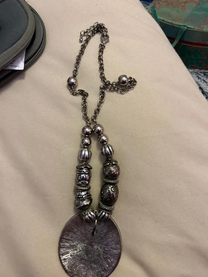 Gros collier avec son étui et un petite mallette de transport offerte - photo numéro 3
