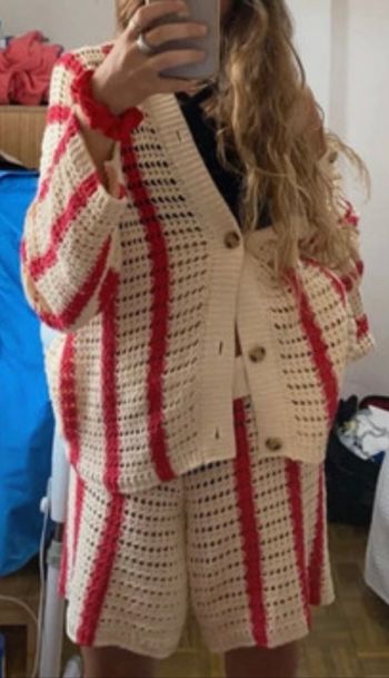 ensemble Zara composé d'un pull gilet et son short en maille de couleur beige et rouge.