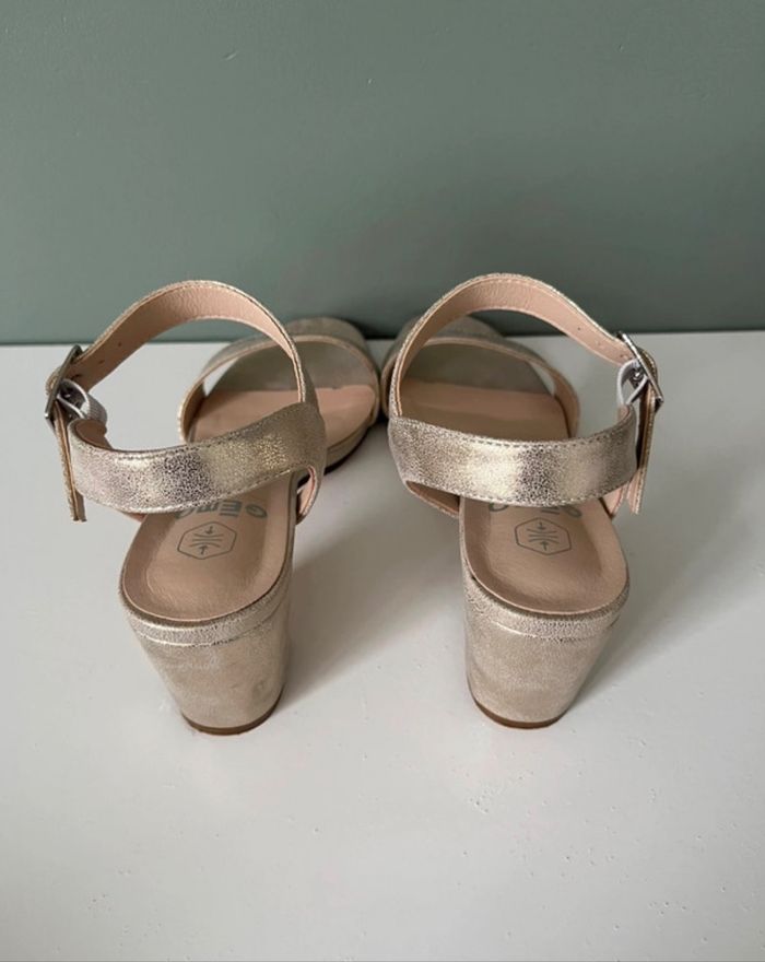 Chaussures talons dorés - photo numéro 3