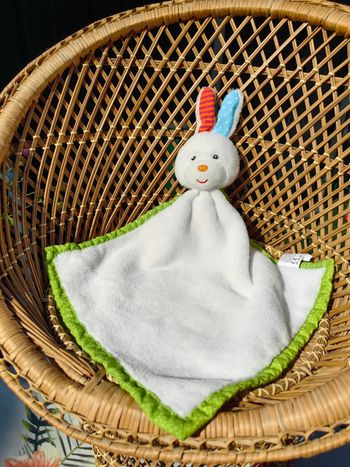 Doudou plat blanc et multicolore Action