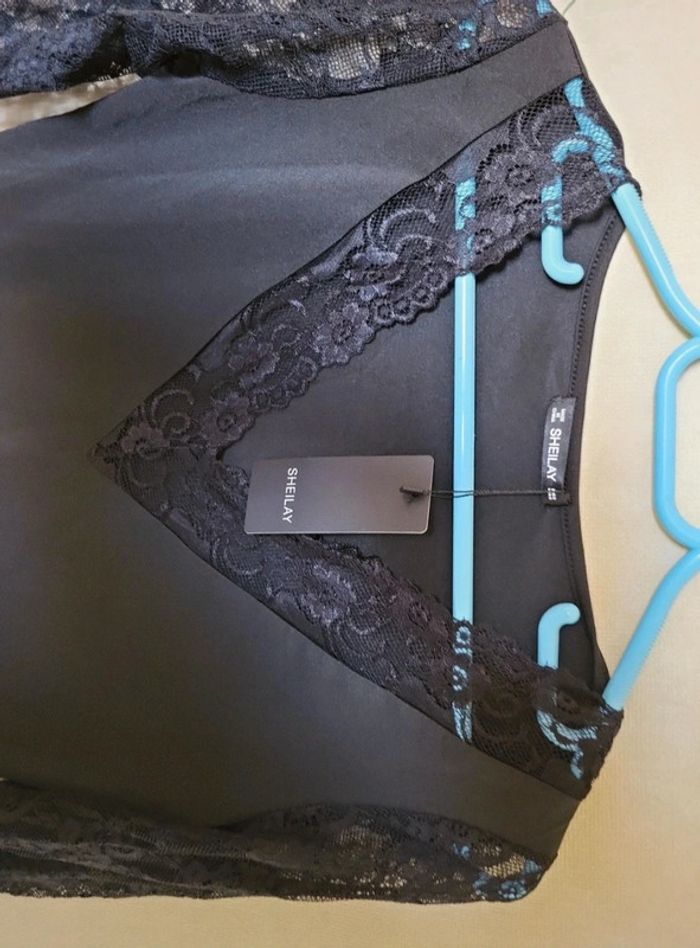 Top dentelle manches longues taille S - photo numéro 2