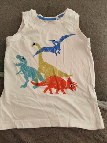T-shirt debardeur  blanc motifs dinosaures.  104 cm .  C& A . Très bon état